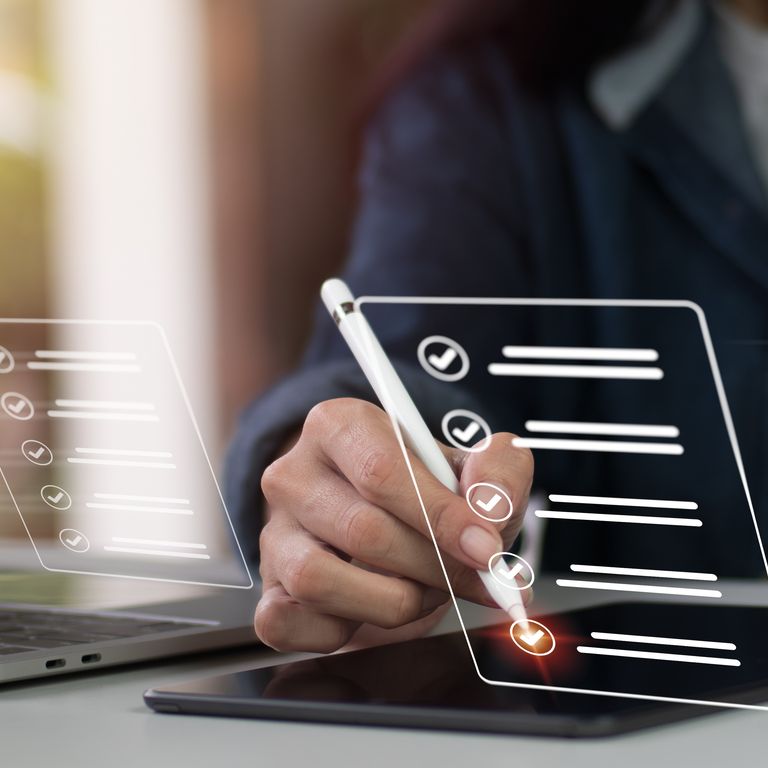 Person huker av en sjekkliste